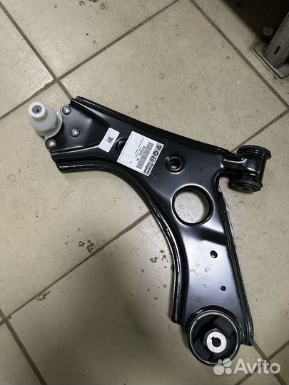 Качающийся рычаг подвески левый, 51932035