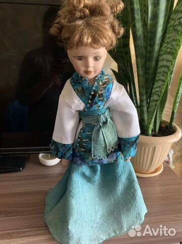 Кукла фарфоровая