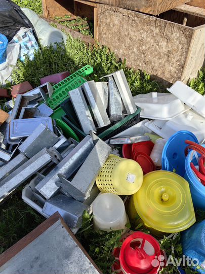 Поилки для кур и кормушки