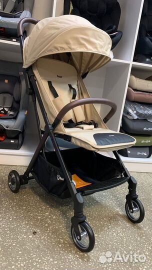 Легкая коляска с автоматическим сложением