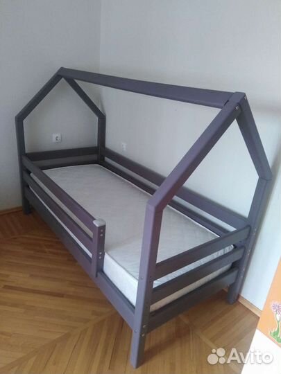 Детская кроватка домик