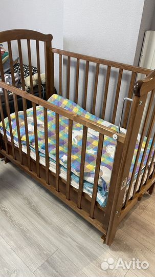 Кроватка детская с маятником, ящиком и матрасом