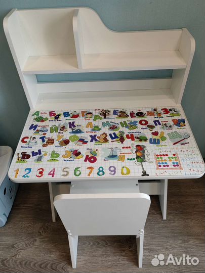 Детский письменный стол и стул. Состояние нового