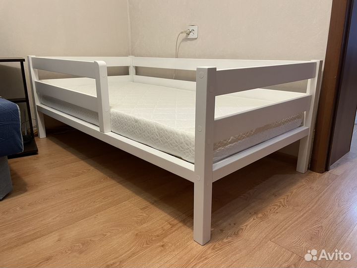 Детская кроватка из дерева с бортиками