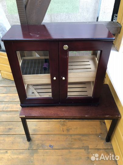 Шкафчик из красного дерева с термометром