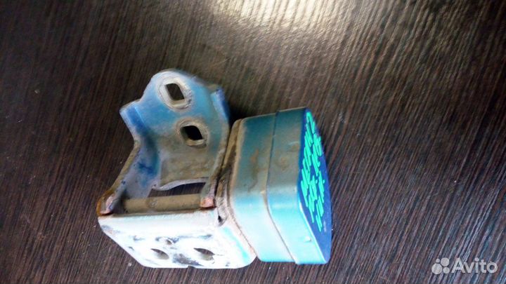 Петли на двери нижние Рено Меган 2 правые