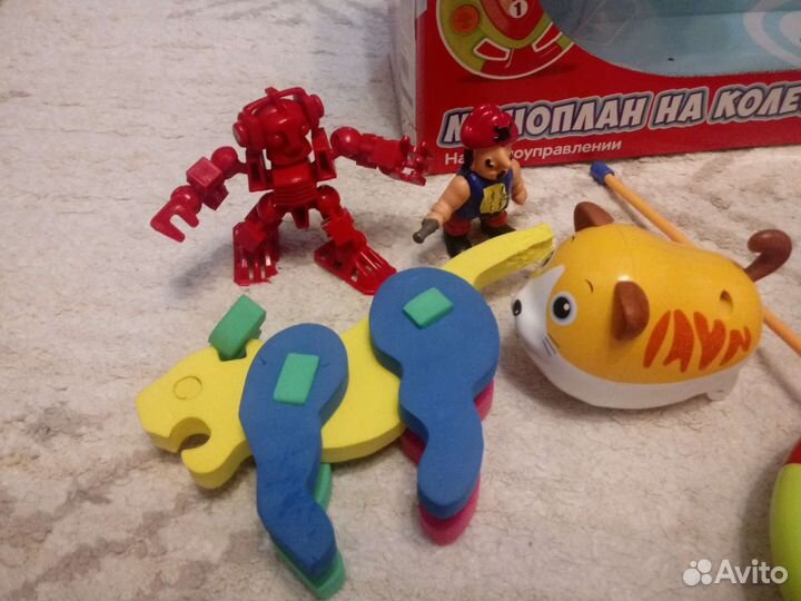 Радиоуправляемый самолет и игрушки