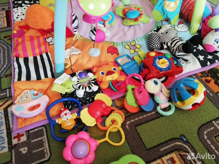 Развивающий коврик и игрушки для малыша
