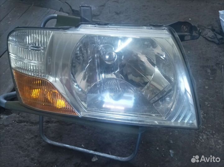 Фары на mitsubishi Pajero 3