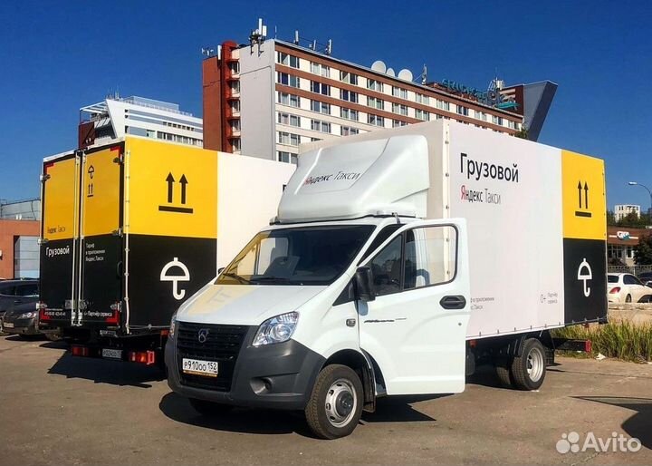 Водитель с личным грузовым авто