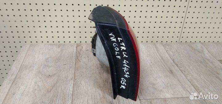 Фонарь задний наружный Volkswagen Golf