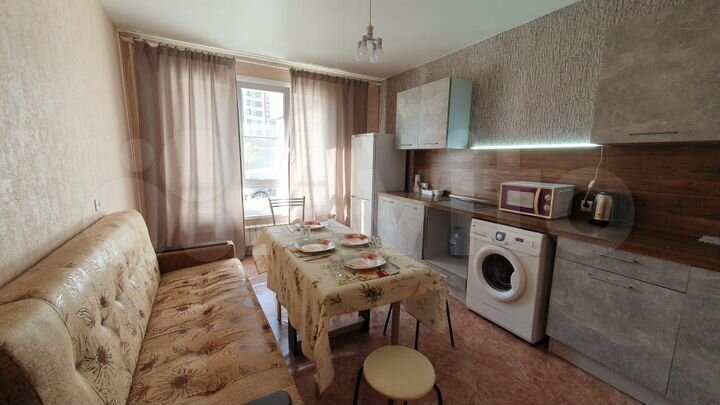 2-к. квартира, 65 м², 1/17 эт.