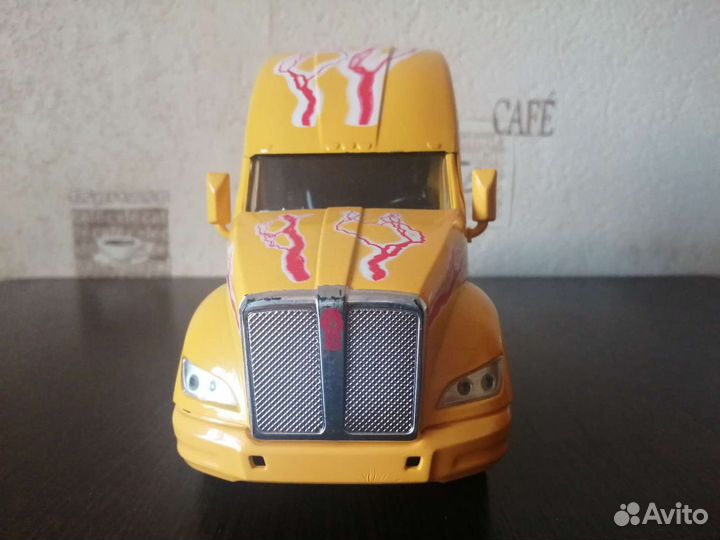 Модель kenworth T700 1:32