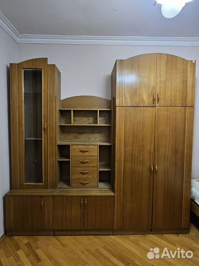 Шкаф стенка, компьютерный стол, карниз, люстра