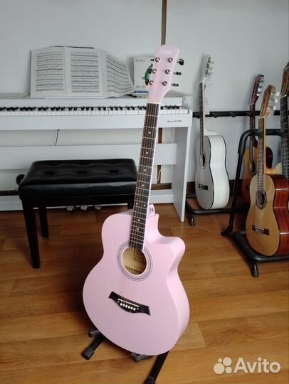 Новая розовая акустическая гитара Belucci
