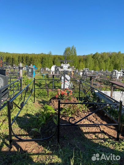 Столы скамейки на кладбище