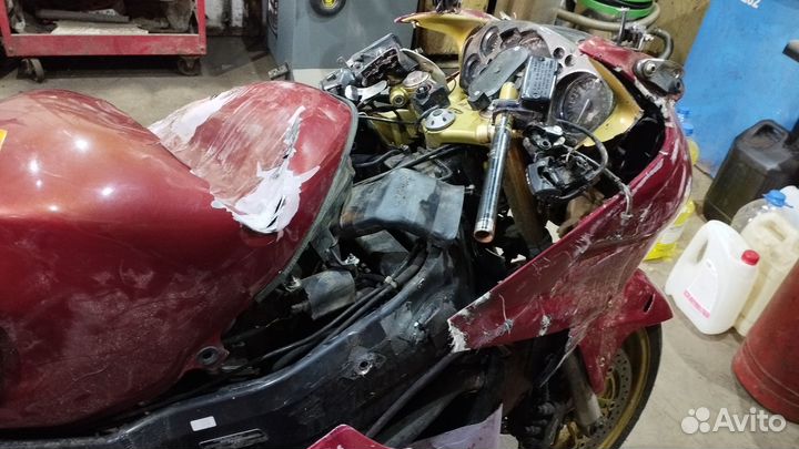 Продам Honda cbr 1100 на запчасти