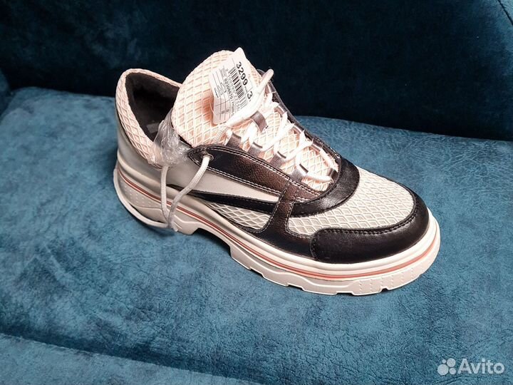 Кроссовки женские