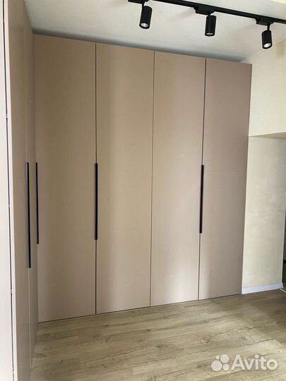 Зеркальный шкаф