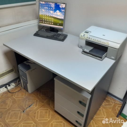 Компьютерный стол с мобильной тумбой