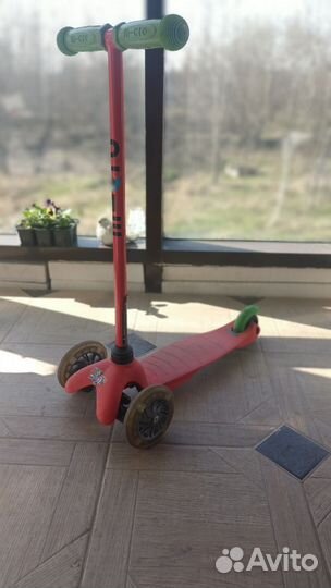 Самокат детский трехколесный красный Micro
