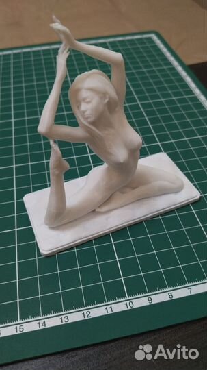 Фигурка девушки