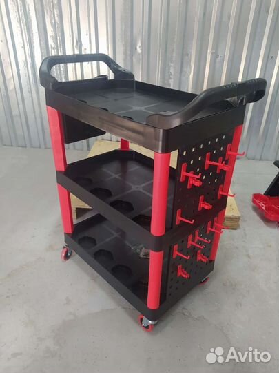 Пластиковый стол детейлера на колесах