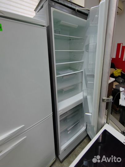 Серебристый холодильник LG.Нержавеющая сталь