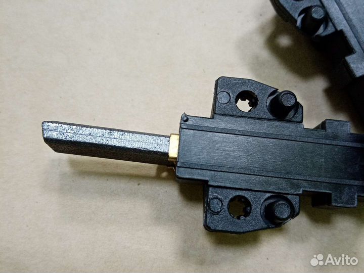 Щетки угольные в корпусе для электродвигателя см