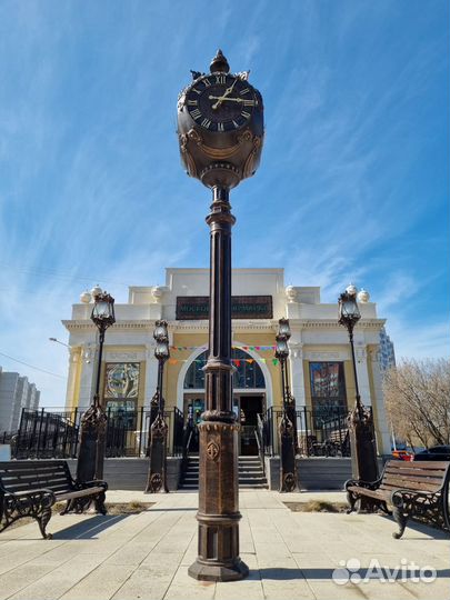 Уличные фасадные часы. Часы на столбе