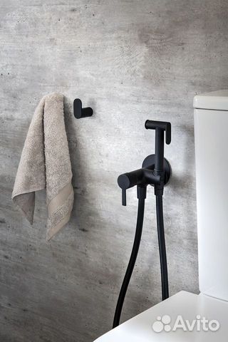 Черный унитаз и инсталляция Grohe и гигиенический