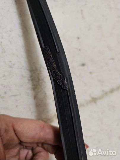 Уплотнитель двери задний правый Toyota Camry V55