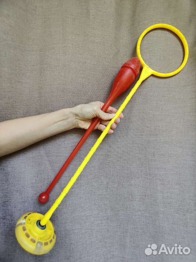 Гимнастическая булава и нейро-скакалка на ногу