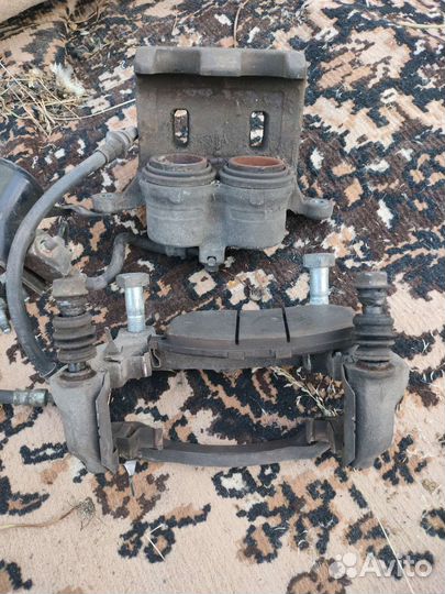 Nissan Infiniti суппорт передний правый