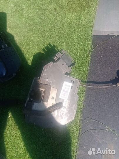 Замок задней правой двери Renault Fluence