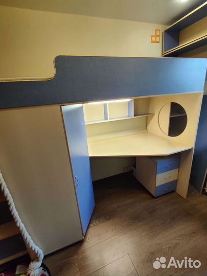 Детская кровать чердак со столом и шкафом