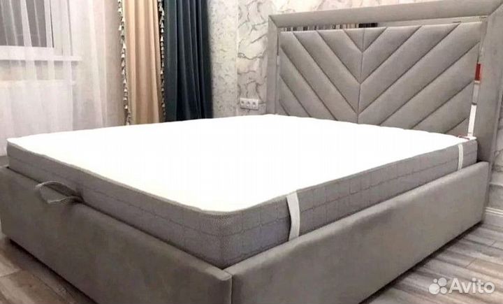 Двуспальная кроватьс мягким изголовьем