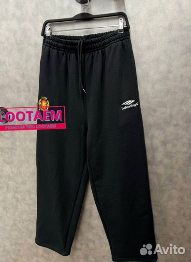 Штаны оверсайз Balenciaga soccer на руках