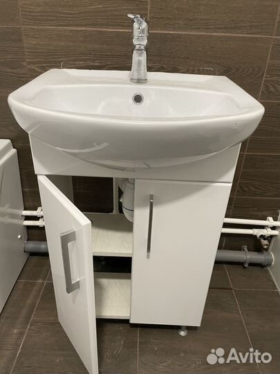 Тумба и раковина в ванную со смесителем