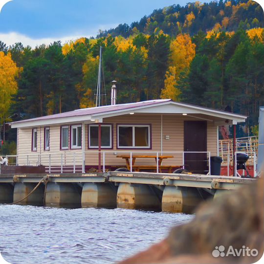 Свидание за городом в доме на воде