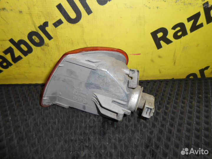 Поворотник передний правый Фольцваген Кэди 2