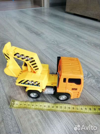 Детская машинка инерционная