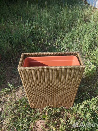 Подставка для цветов из ротанга