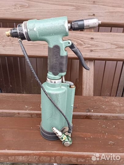 Гидропневматический заклепочник