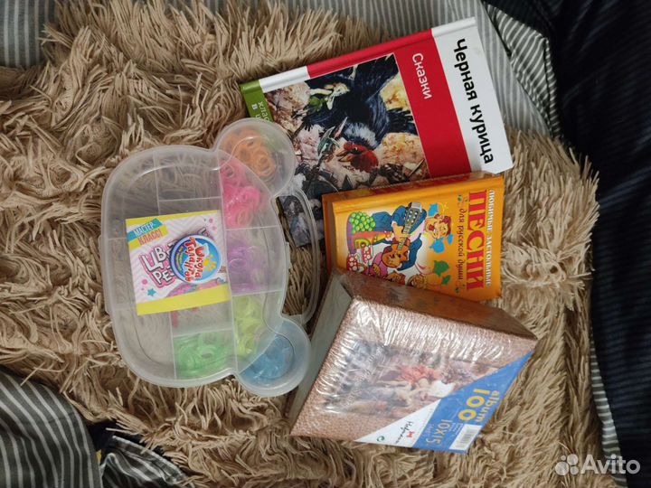 Набор резинок, книги