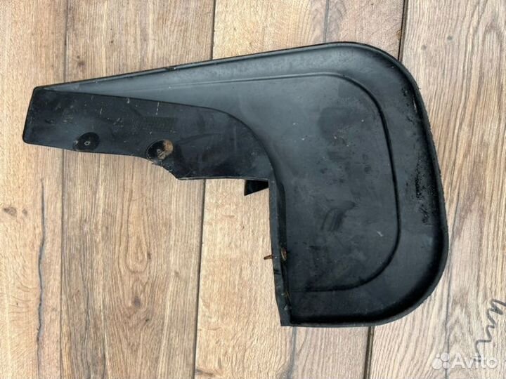 Брызговик передний левый Nissan Terrano D10 H4M