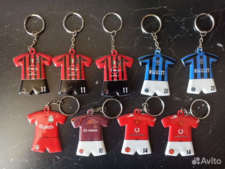 Раритетные футбольные значки и брелки