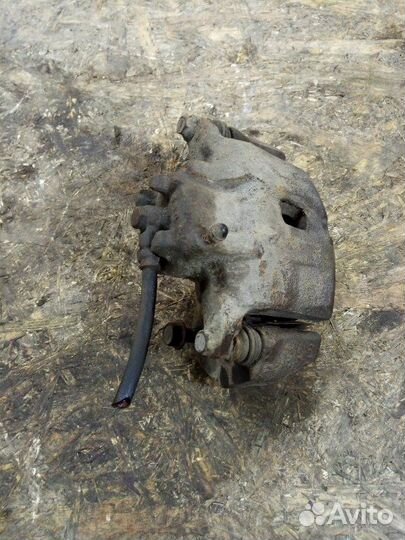 Суппорт передний правый Mitsubishi Lancer седан