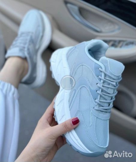 Кроссовки женские