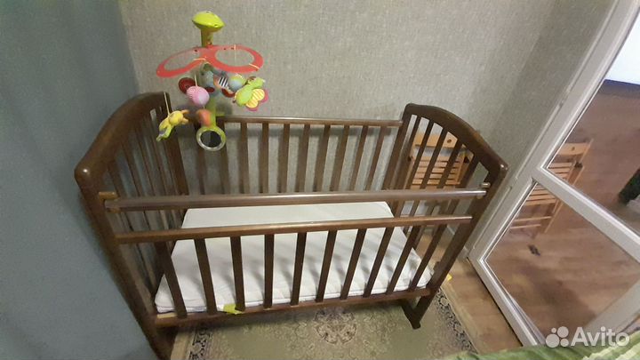 Детская кровать с матрасом и музыкальным мобилем